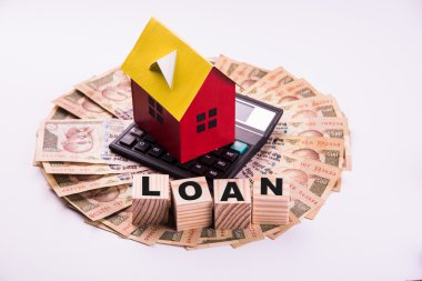 model ev, hesap makinesi, hint para notları, kalem ve gözlük kullanarak kredi veya kira kavramı ev satın alma