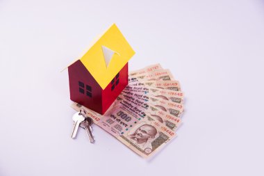 model ev, hesap makinesi, hint para notları, kalem ve gözlük kullanarak kredi veya kira kavramı ev satın alma
