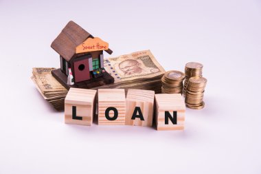 model ev, hesap makinesi, hint para notları, kalem ve gözlük kullanarak kredi veya kira kavramı ev satın alma