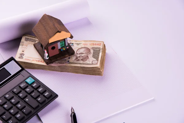 Felvásárlás otthon kölcsön vagy bérleti koncepció segítségével modell ház, számológép, indiai valuta megjegyzi, toll és szemüveg — Stock Fotó
