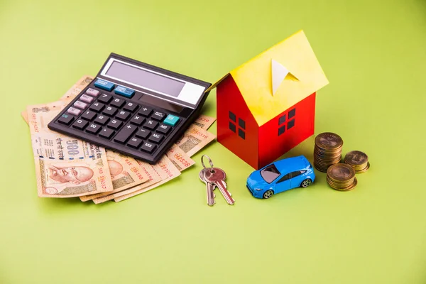 Köpa hem och bil koncept, indiska sedlar, modell hem, nycklar, leksaksbil och miniräknare, isolerade — Stockfoto