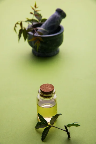 Herbes ayurvédiques Neem à l'huile en bouteille avec mortier — Photo