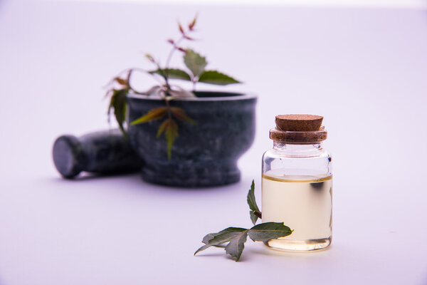 Аюрведические травы Нима с маслом в бутылке с раствором
