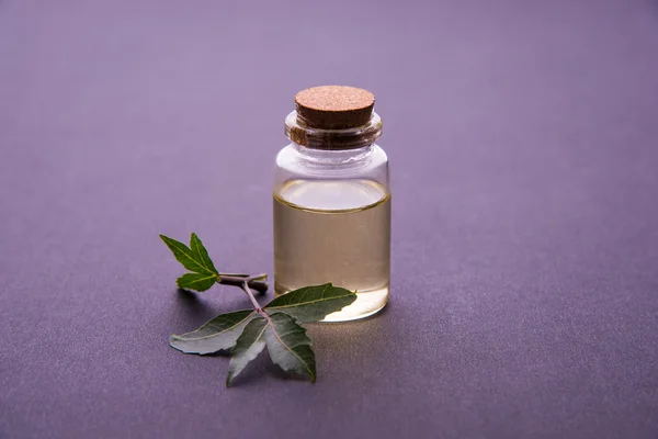 Ayurvedische Kräuter neem mit Öl in Flasche mit Mörser — Stockfoto