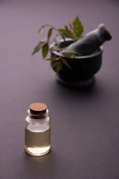 Herbes ayurvédiques Neem à l'huile en bouteille avec mortier — Photo
