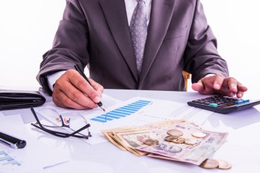 Hint adam veya muhasebeci kişi dosyalama Hint gelir vergisi beyannamesi formu veya Itr belge hint para birimi, ev modeli, oyuncak araba ve beyaz masa üstü üzerinde hesap makinesi gösteren, seçici odak