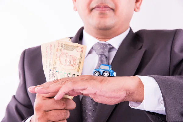 Indyjski biznesmen gospodarstwa notatki walutowe i samochód Zabawka z kluczem, zakup koncepcji samochodu — Zdjęcie stockowe