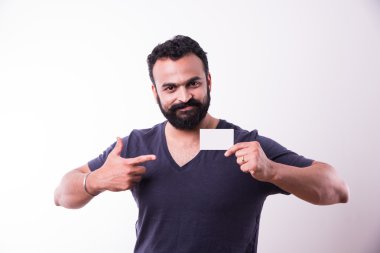 sakal ve bıyık ile hipster hint genç adam Boş Boş Kartvizit Görüntüleme . Happy Smile Genç Yakışıklı asyalı Guy Giyim Gömlek İzole Beyaz Arka Plan