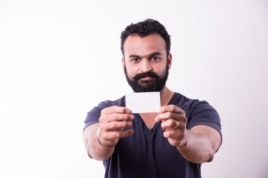 sakal ve bıyık ile hipster hint genç adam Boş Boş Kartvizit Görüntüleme . Happy Smile Genç Yakışıklı asyalı Guy Giyim Gömlek İzole Beyaz Arka Plan