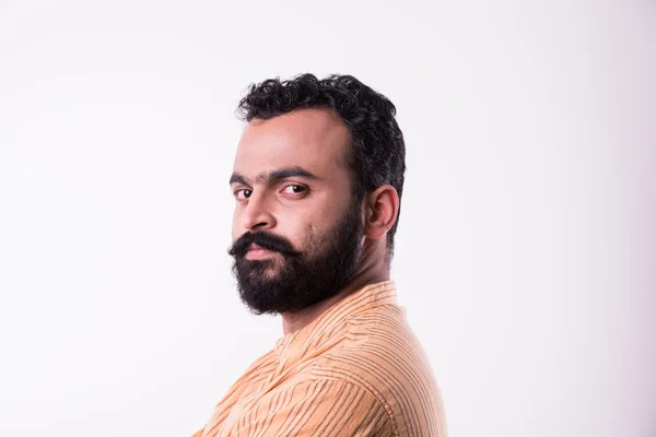 Retrato de índio jovem barbudo, isolado sobre fundo liso — Fotografia de Stock