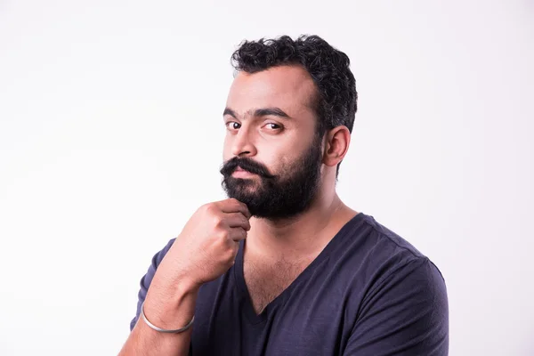 Indiase man aanraken baard-witte achtergrond — Stockfoto