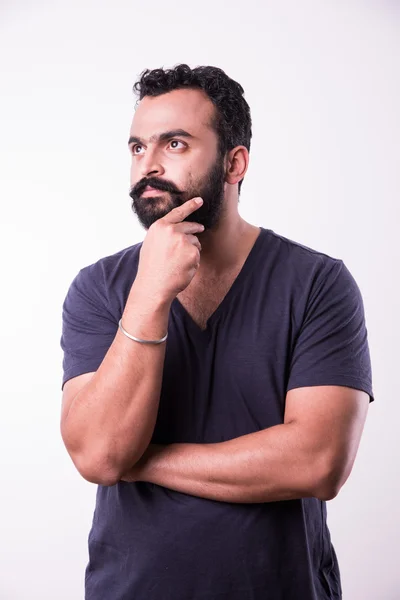 Homem indiano tocando barba - fundo branco — Fotografia de Stock