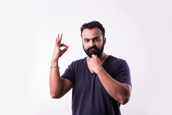 Jovem indiano hipster com barba e bigode mostrando sinal de sucesso ou polegares para cima com ambas as mãos, isolado sobre fundo branco — Fotografia de Stock