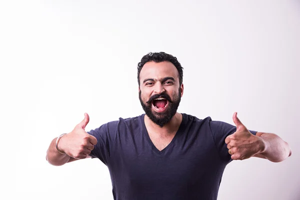 Hipster indisk ung man med skägg och mustasch visar framgång tecken eller tummen upp med båda händerna, isolerade över vit bakgrund — Stockfoto