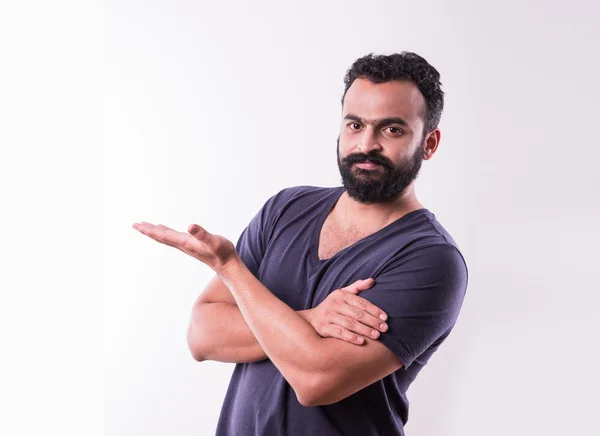 Indiano jovem Homem com barba apresentando algo, isolado sobre fundo branco — Fotografia de Stock