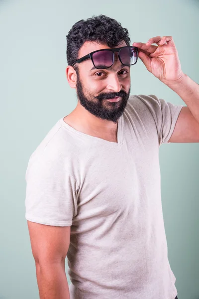 Portret indyjskiego Brodatego mężczyzny z okularem przeciwsłonecznymi — Zdjęcie stockowe