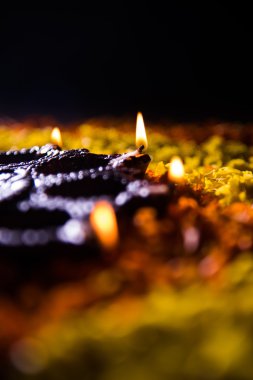 Üzerinde renkli rangoli denilen diwali veya deepawali, seçici odak ışıklar Festivali Çiçek yaprağı oluşan geleneksel diya veya yağ lambası yaktı