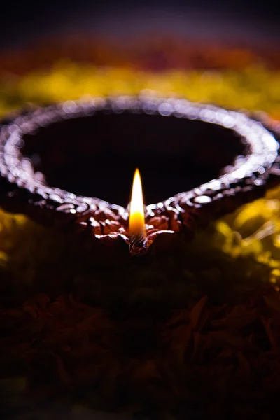 디 왈 리 또는 deepawali, 선택적 포커스 라는 빛의 축제에 꽃 꽃잎의 구성 하는 다채로운 rangoli에 전통적인 diya 또는 오일 램프 조명 — 스톡 사진