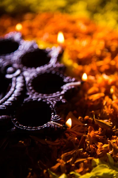 Traditionelle Diya oder Öllampe beleuchtet auf bunten Rangoli bestehend aus Blütenblatt, auf dem Fest der Lichter genannt diwali oder deepawali, selektiver Fokus — Stockfoto