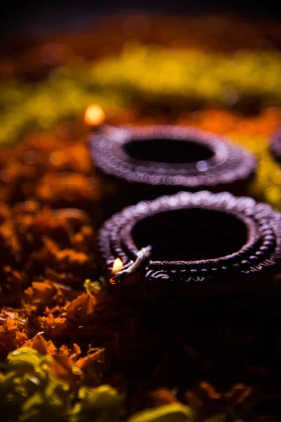 Traditionella diya eller olja lampan tänd på färgglada rangoli består av blomma kronblad, på festivalen av ljus kallas diwali eller deepawali, selektivt fokus — Stockfoto