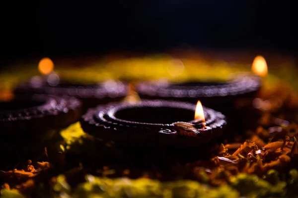 Traditionelle Diya oder Öllampe beleuchtet auf bunten Rangoli bestehend aus Blütenblatt, auf dem Fest der Lichter genannt diwali oder deepawali, selektiver Fokus — Stockfoto