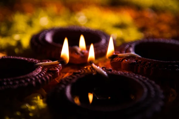 传统 diya 或油盏灯亮起多彩 rangoli 组成的花瓣上称为排灯节或 deepawali，选择性焦点灯节 — 图库照片