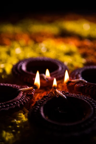Tradycyjne lampy diya lub oleju świeci na kolorowe rangoli składa się z płatek kwiat, na święto świateł o nazwie diwali lub deepawali, Selektywny fokus — Zdjęcie stockowe