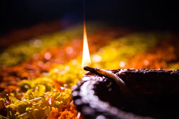 Традиційна дія або олійна лампа, освітлена барвистими діагоналами, що складаються з пелюстки квітки, на фестивалі вогнів під назвою дівалі або глибоководний, вибірковий фокус — стокове фото