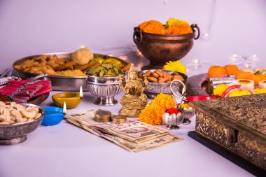 yağ lambası veya diya kraker, tatlı veya Kaymaklı, Kuru meyve, Hint para birimi notlar, kadife çiçeği çiçek ve Tanrıça Laxmi veya lakshmi diwali gecesi heykeli