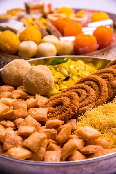 Індійська солодка їжа, що споживається на фестивалях, таких як дівалі, холі, тундра, гуді-пава або весілля — стокове фото