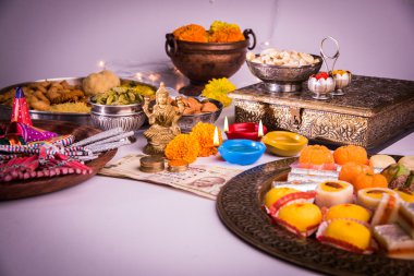 yağ lambası veya diya kraker, tatlı veya Kaymaklı, Kuru meyve, Hint para birimi notlar, kadife çiçeği çiçek ve Tanrıça Laxmi veya lakshmi diwali gecesi heykeli