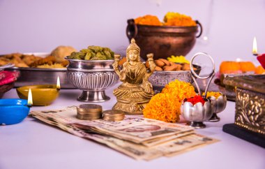 yağ lambası veya diya kraker, tatlı veya Kaymaklı, Kuru meyve, Hint para birimi notlar, kadife çiçeği çiçek ve Tanrıça Laxmi veya lakshmi diwali gecesi heykeli