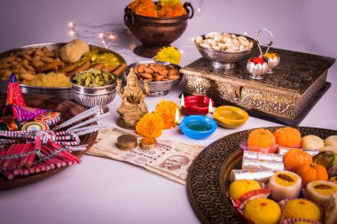 yağ lambası veya diya kraker, tatlı veya Kaymaklı, Kuru meyve, Hint para birimi notlar, kadife çiçeği çiçek ve Tanrıça Laxmi veya lakshmi diwali gecesi heykeli