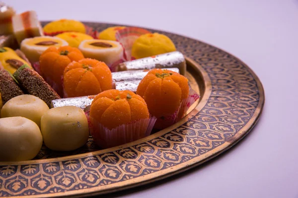 Comida dulce india consumida en festivales como diwali, holi, dussehra, gudhi padwa o bodas —  Fotos de Stock