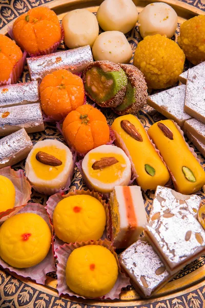 Comida dulce india consumida en festivales como diwali, holi, dussehra, gudhi padwa o bodas —  Fotos de Stock