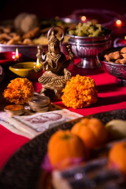 yağ lambası veya diya kraker, tatlı veya Kaymaklı, Kuru meyve, Hint para birimi notlar, kadife çiçeği çiçek ve Tanrıça Laxmi veya lakshmi diwali gecesi heykeli