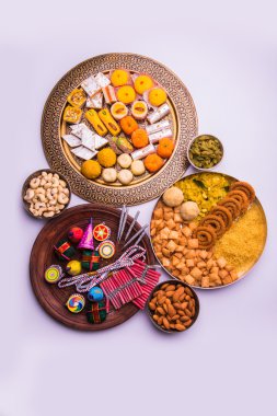 Hint yiyecek ve yangın kraker diwali kavramı gösterilen plaka servis