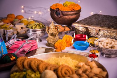 yağ lambası veya diya kraker, tatlı veya Kaymaklı, Kuru meyve, Hint para birimi notlar, kadife çiçeği çiçek ve Tanrıça Laxmi veya lakshmi diwali gecesi heykeli