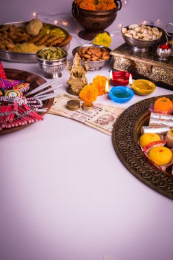 yağ lambası veya diya kraker, tatlı veya Kaymaklı, Kuru meyve, Hint para birimi notlar, kadife çiçeği çiçek ve Tanrıça Laxmi veya lakshmi diwali gecesi heykeli