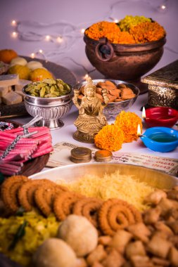 yağ lambası veya diya kraker, tatlı veya Kaymaklı, Kuru meyve, Hint para birimi notlar, kadife çiçeği çiçek ve Tanrıça Laxmi veya lakshmi diwali gecesi heykeli