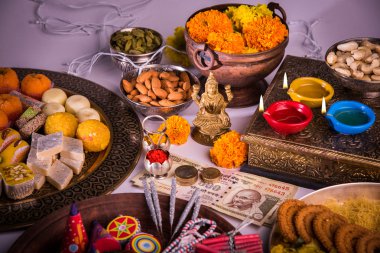 yağ lambası veya diya kraker, tatlı veya Kaymaklı, Kuru meyve, Hint para birimi notlar, kadife çiçeği çiçek ve Tanrıça Laxmi veya lakshmi diwali gecesi heykeli