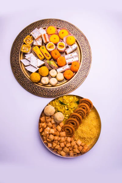 Indiase zoete voedsel geconsumeerd in festivals zoals diwali, holi, dussehra, gudhi padwa of bruiloften — Stockfoto