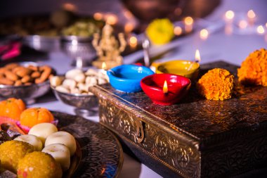 yağ lambası veya diya kraker, tatlı veya Kaymaklı, Kuru meyve, Hint para birimi notlar, kadife çiçeği çiçek ve Tanrıça Laxmi veya lakshmi diwali gecesi heykeli