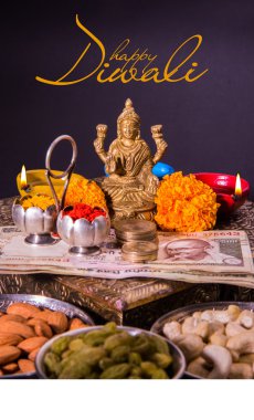 Mutlu Diwali tebrik kartı gösteren kandil veya diya kraker, tatlı veya Kaymaklı, ile diwali gecesi kuru meyve, Hint para birimi notlar, kadife çiçeği çiçek ve Tanrıça Laxmi veya Lakshmi heykeli