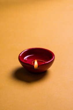 renkli arka plan üzerinde renkli diwali diya