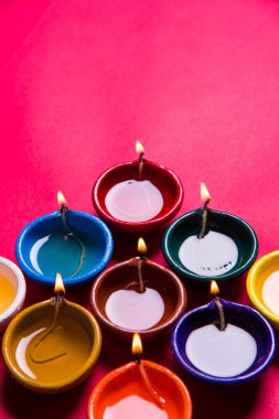 renkli arka plan üzerinde renkli diwali diya
