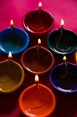 renkli arka plan üzerinde renkli diwali diya