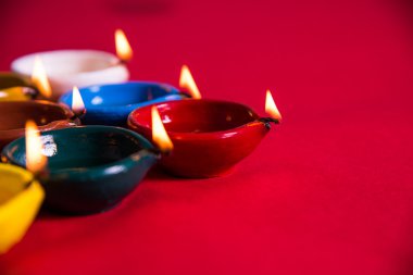 renkli arka plan üzerinde renkli diwali diya