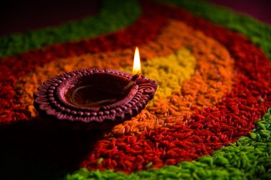 güzel diwali diya veya yağ lambası, seçici odak