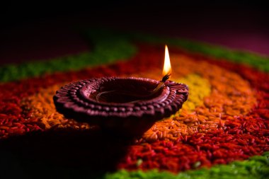 güzel diwali diya veya yağ lambası, seçici odak